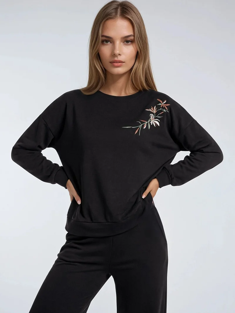 هيكاب طقم قطعتين من سويت شيرت بياقة دائرية مطرز وبنطلون مستقيم من مجموعة بيرسان